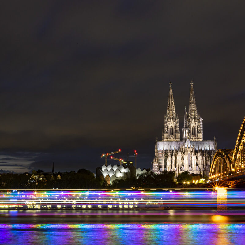 Kölner Dom - Langzeitbelichtung mit Partyschiff, Copyright Stephan Siemon fotografiert von Stephan Siemon