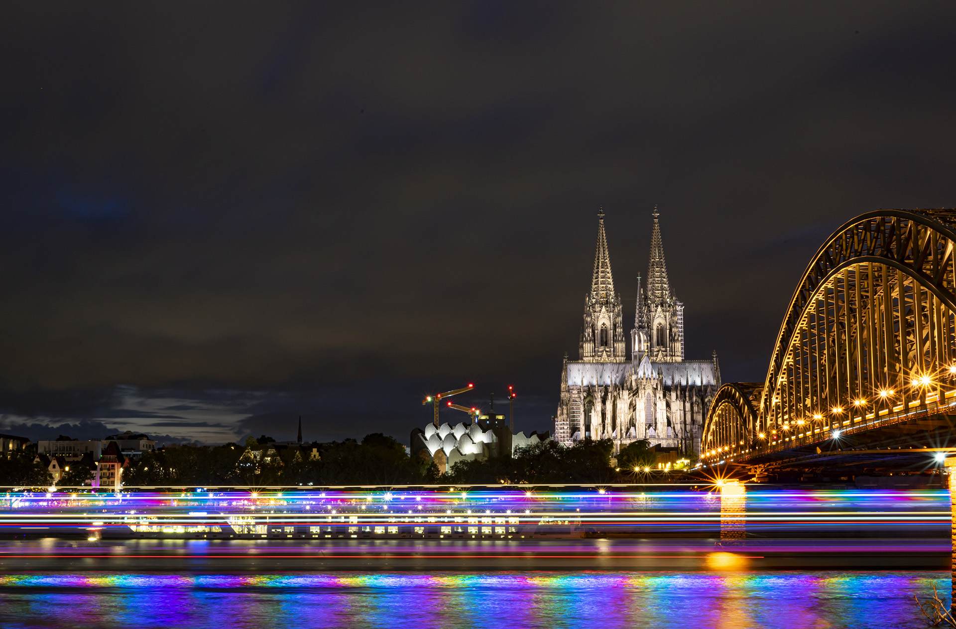 Kölner Dom - Langzeitbelichtung mit Partyschiff, Copyright Stephan Siemon